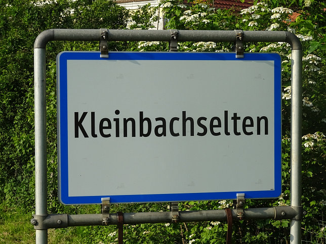 Kleinbachselten, Ortstafel