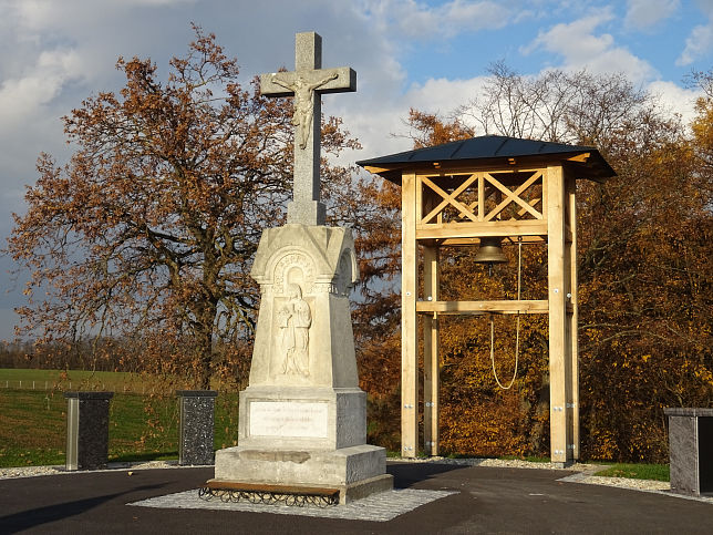 Luising und Hagensdorf, Friedhofskreuz und Glockenturm