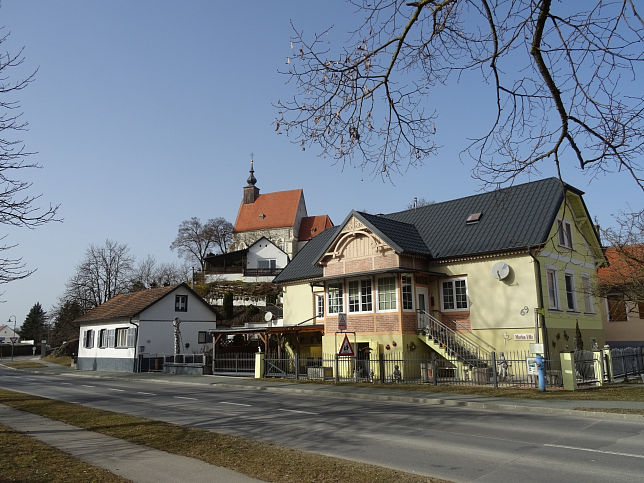 Hannersdorf, Marton Villa und Kirche