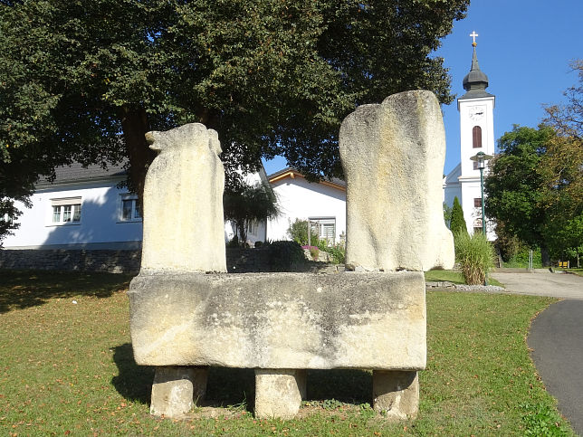 Heiligenkreuz, Skulptur an der B57