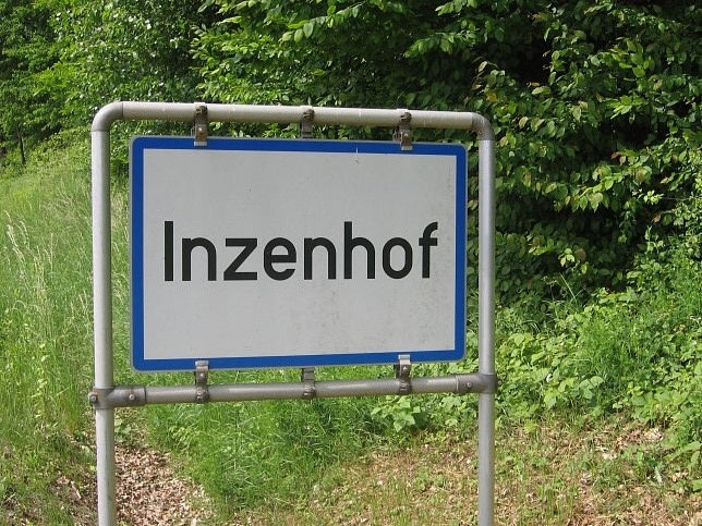 Inzenhof, Ortstafel