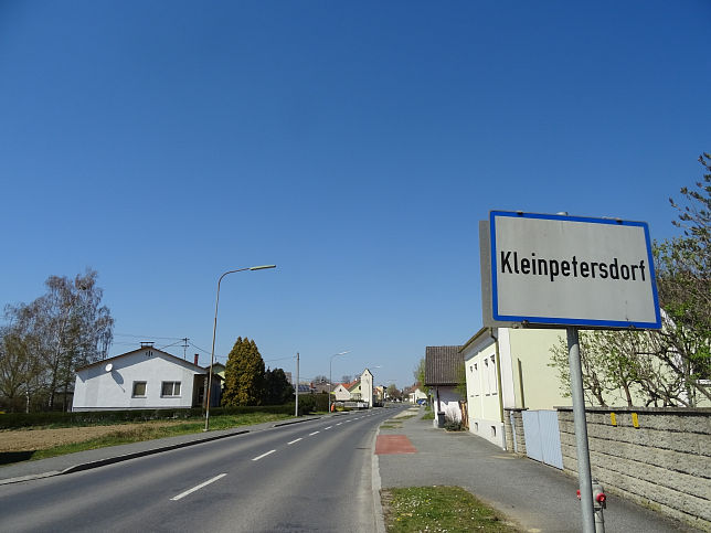 Kleinpetersdorf, Ortstafel