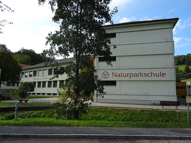 Neuhaus am Klausenbach, NMS und Naturparkschule