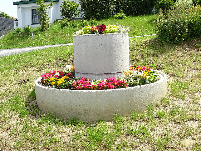 Rehgraben, Blumentrog