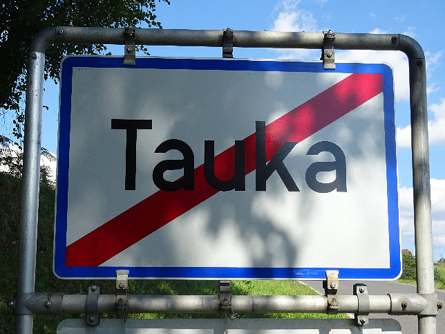 Tauka, Ortstafel